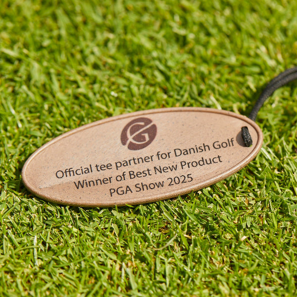 Personligt Bag Tag fra Green-Up Golf med logo og teksten 'Official tee partner for Danish Golf – Winner of Best New Product PGA Show 2025