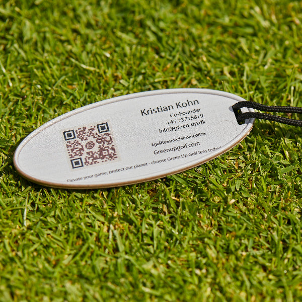 Bagside af Green-Up Golf Bag Tag med QR-kode og kontaktinfo, lavet af genanvendt kaffegrums